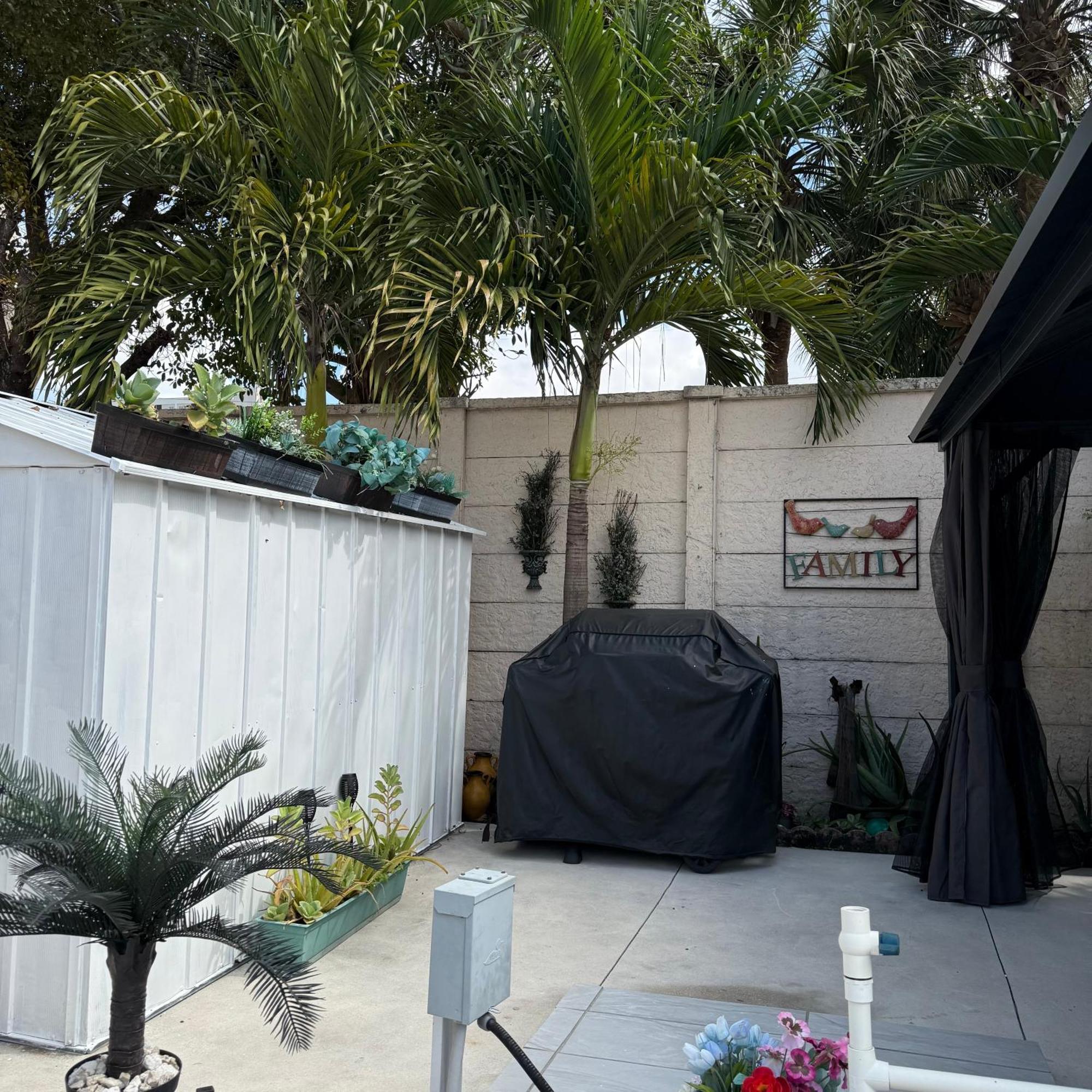 Tiny Place W Private Hot Jacuzzi 7 Min To Miami International Airport Exterior photo